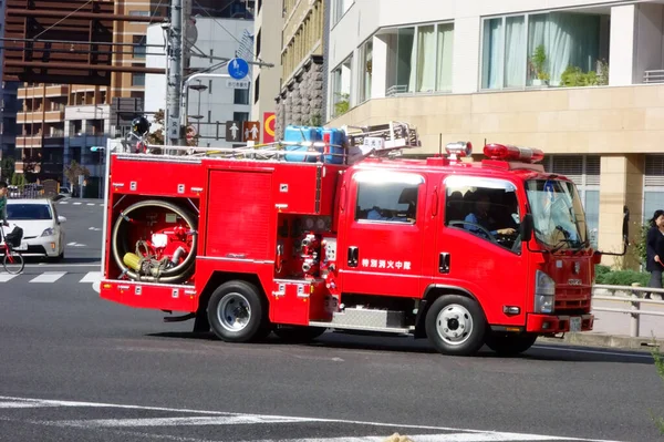 Vehículo Emergencia Camión Bomberos Rojo Está Corriendo Por Calle Principal — Foto de Stock