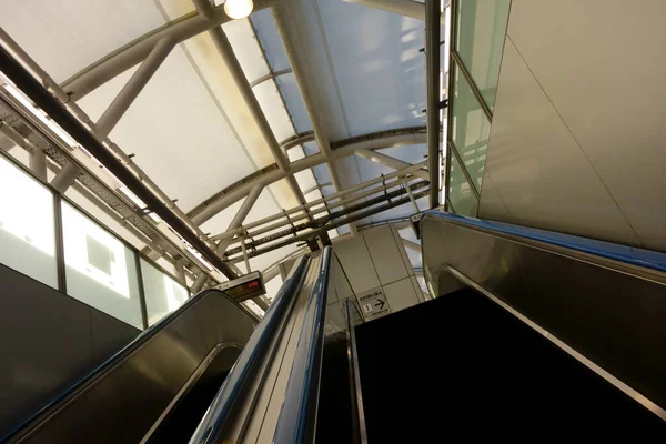 Rolltreppe Einem Modernen Bahnhofsgebäude — Stockfoto