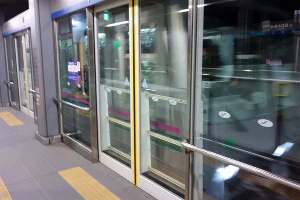 日本东京 2017年10月26日 乘坐东京乘客和地铁标志进入地铁站 列车到达时打开和关闭安全门的设备 — 图库照片