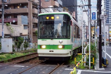 Tokyo, Japonya-Eylül 2019: Otsuka İstasyonu yakınlarındaki tramvaylar