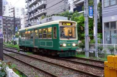 Tokyo, Japonya-Eylül 2019: Otsuka İstasyonu yakınlarındaki tramvaylar