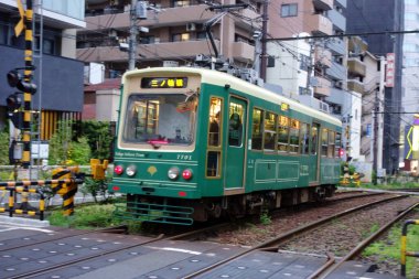 Tokyo, Japonya-Eylül 2019: Otsuka İstasyonu yakınlarındaki tramvaylar