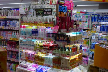 Tokyo, Japonya-Ekim 2017, perakende mağazaları, farklı renklerde renkli raflar ve sergilenen ürünler