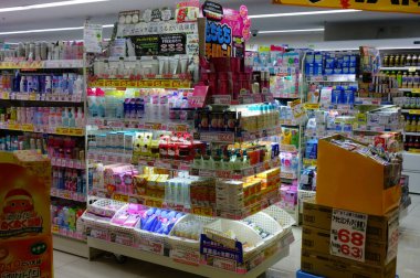 Tokyo, Japonya-Ekim 2017, perakende mağazaları, farklı renklerde renkli raflar ve sergilenen ürünler