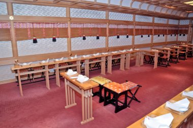 Tokyo, Japonya - Nisan 2014, Shinto tarzı kimono, Tanrı 'nın önünde düzenlenen geleneksel bir düğün töreni