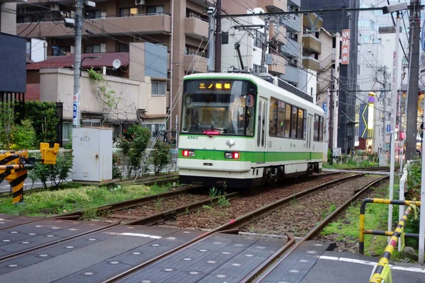 2019年9月頃東京 大塚駅近くの街を走る路面電車 — ストック写真
