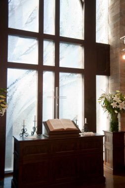 Kilisenin modern iç mekanının resmi görünüşü.