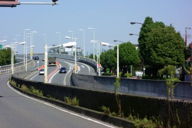 Geçit, karşı kıyıya giden otoyolun uzak görüntüsü.