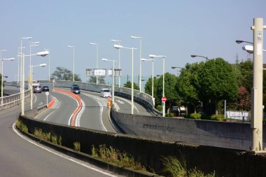 Geçit, karşı kıyıya giden otoyolun uzak görüntüsü.