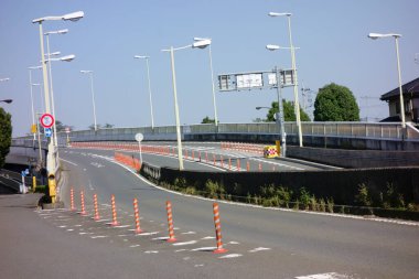 Geçit, karşı kıyıya giden otoyolun uzak görüntüsü.