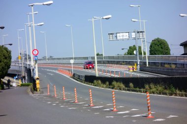 Geçit, karşı kıyıya giden otoyolun uzak görüntüsü.