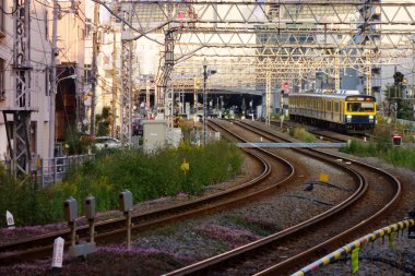 Tokyo, Japonya-31 Ekim 2017: J Tokyu Kamata İstasyonu, tren istasyonu, arka plan treni