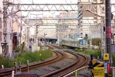 Tokyo, Japonya-31 Ekim 2017: J Tokyu Kamata İstasyonu, tren istasyonu, arka plan treni