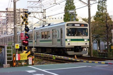 Tokyo, Japonya-31 Ekim 2017: J Tokyu Kamata İstasyonu, tren istasyonu, arka plan treni