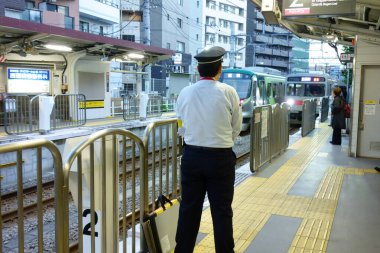 Tokyo, Japonya-31 Ekim 2017: J Tokyu Kamata İstasyonu, tren istasyonu, arka plan treni