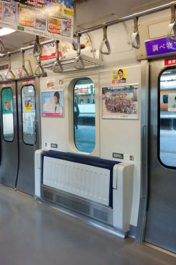 Tokyo, Japonya-06 Ekim 2017: Trafik sıkışıklığı sırasında JR trenlerinde koltuk katlama