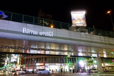 Tokyo, Japonya-09 Kasım 2017: Tokyo 'nun dünyaca ünlü Sakka Caddesi, Roppongi Geçidi' ne doğru