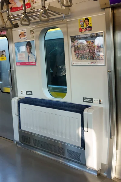 日本东京 2017年10月6日 Jr列车在拥挤期间折叠式座位 — 图库照片