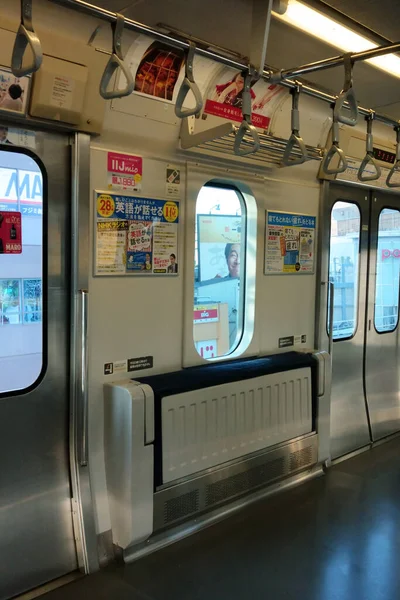 日本东京 2017年10月6日 Jr列车在拥挤期间折叠式座位 — 图库照片