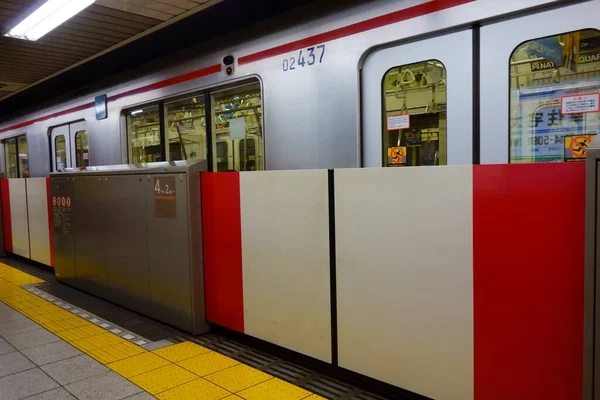 Tokyo Japonya Kasım 2017 Platforma Kurulmuş Yolcular Için Güvenlik Kapıları — Stok fotoğraf
