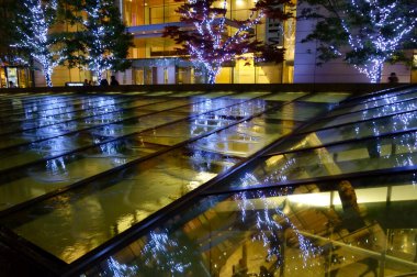 Bir metafor, bir bardak suya yakın çekim gibi sıvı bir hareket.