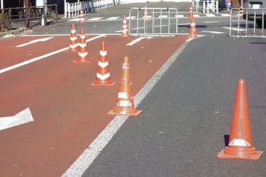 Trafik güvenlik önlemleri için trafik konileri yolda