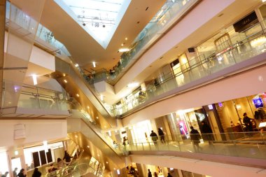 Omotesando, Tokyo, Japonya 'da modern bir alışveriş merkezinin içi muhteşem ve göz kamaştırıcı.