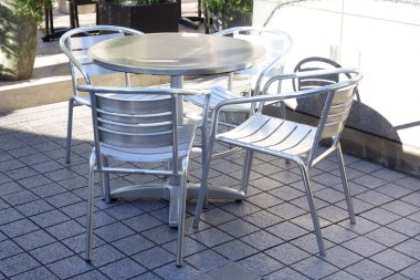 Kafeterya restoranının açılışından önce boş sandalye ve masalar