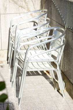 Kafeterya restoranının açılışından önce boş sandalye ve masalar