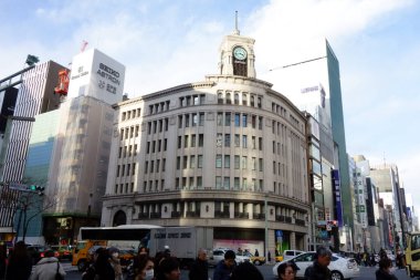 Tokyo Japonya, 14 Ocak 2018, Tokyo Ginza kavşağı yakınında, muhteşem bina ve saat kulesi.