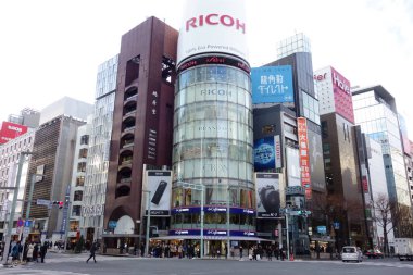 Tokyo Japonya, 14 Ocak 2018, Tokyo Ginza kavşağı yakınında. Muhteşem Bildin ile gelip giden insanlar.