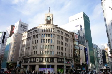 Tokyo Japonya, 14 Ocak 2018, Tokyo Ginza kavşağı yakınında, muhteşem bina ve saat kulesi.