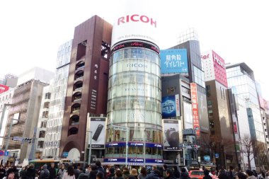 Tokyo Japonya, 14 Ocak 2018, Tokyo Ginza kavşağı yakınında. Muhteşem Bildin ile gelip giden insanlar.