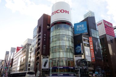 Tokyo Japonya, 14 Ocak 2018, Tokyo Ginza kavşağı yakınında. Muhteşem Bildin ile gelip giden insanlar.