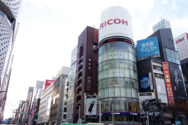 Tokyo Japonya, 14 Ocak 2018, Tokyo Ginza kavşağı yakınında. Muhteşem Bildin ile gelip giden insanlar.