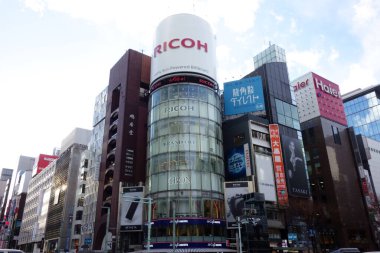 Tokyo Japonya, 14 Ocak 2018, Tokyo Ginza kavşağı yakınında. Muhteşem Bildin ile gelip giden insanlar.