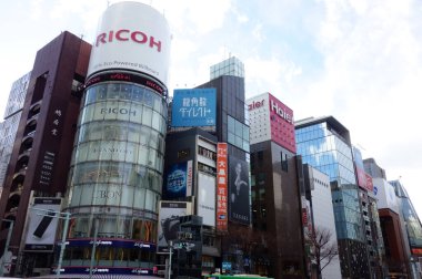 Tokyo Japonya, 14 Ocak 2018, Tokyo Ginza kavşağı yakınında. Muhteşem Bildin ile gelip giden insanlar.