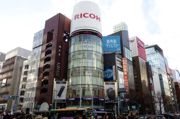 Tokyo Japonya, 14 Ocak 2018, Tokyo Ginza kavşağı yakınında. Muhteşem Bildin ile gelip giden insanlar.
