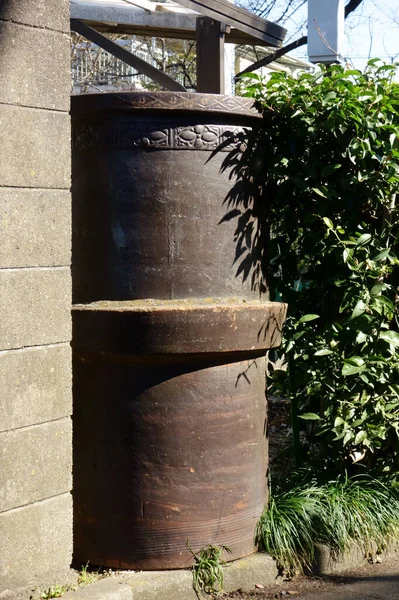 Stately Cylindrical Ceramic Cellar Sits Garden — 스톡 사진