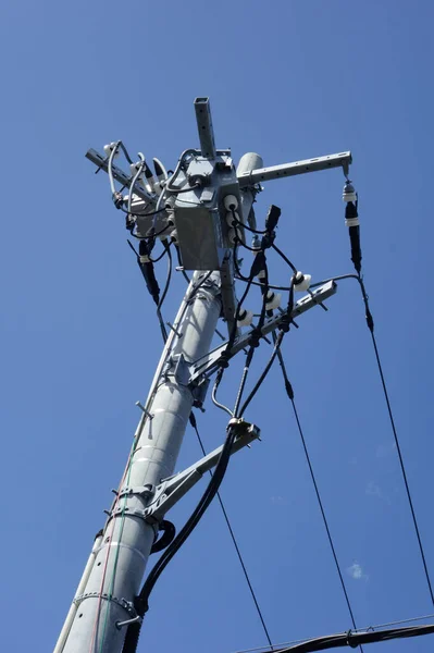 Familiar High Voltage Power Transmission Pole Tower Shines Winter Blue — Foto de Stock