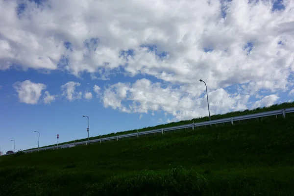 Uma Vista Das Proeminentes Linhas Brancas Guardrail Olhando Para Cima — Fotografia de Stock