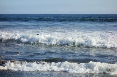 TOKYO, JAPONYA - 5 Eylül 2022: Enoshima Kugenuma Kaigan, sahilde sörf yapan genç bir kadının yaşam tarzı