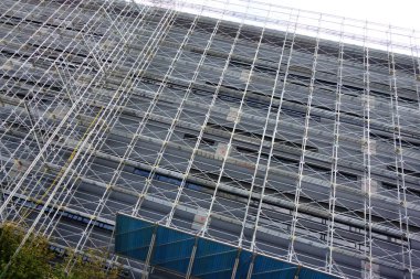 Modern inşaat sahasının yapı iskelesi