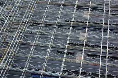 Modern inşaat sahasının yapı iskelesi