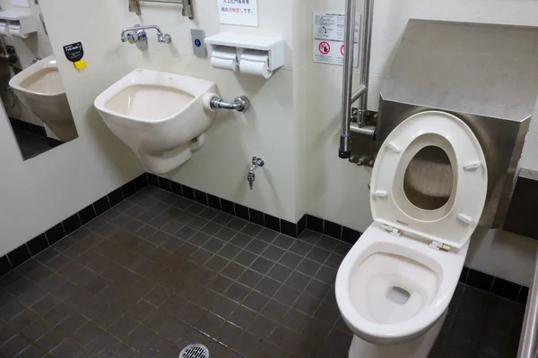 公衆トイレ モダンな洗面所のインテリア — ストック写真