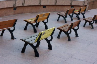 Şık parkın şık tasarımının şık ahşap bankı.