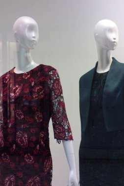 Vitrinlere bakmak, moda mankenleri mağazada.