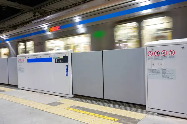 日本东京 2018年10月10日 现代地铁站列车出站运动的内部 — 图库照片