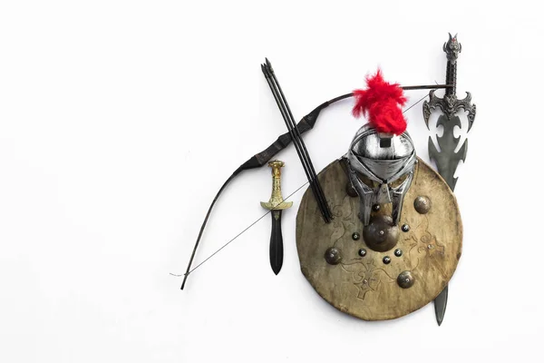 Alte Mittelalterliche Militärwaffe Auf Weißem Hintergrund Schild Und Schwert Spartanisch — Stockfoto