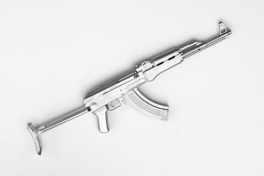 Gümüş Kalaşnikof AK-47 saldırı tüfeği beyaz arka planda izole edildi